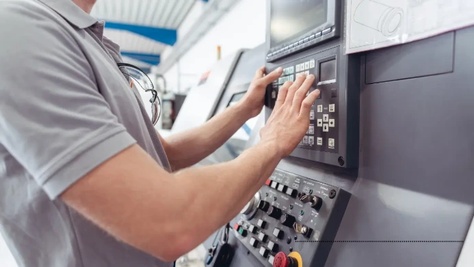 Operatore-che-imposta-la-velocita-di-avanzamento-in-maccina Operatore-che-imposta-la-velocita-di-avanzamento-in-maccina